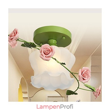 Valentinstag: Die Blumen und Pflanzen des Rosengartens absorbieren das Licht der Kuppel