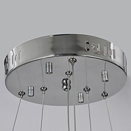 Traditioneller klassischer Kronleuchter aus Chrommetall