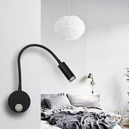Die Wandlampe der Wandlampe des Kopfteils des Schlauchbetts wird durch die Lichtleselampe beleuchtet