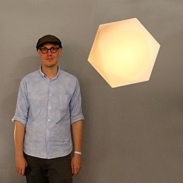 Kreative weiße Diamantglaskuppel absorbiert Licht