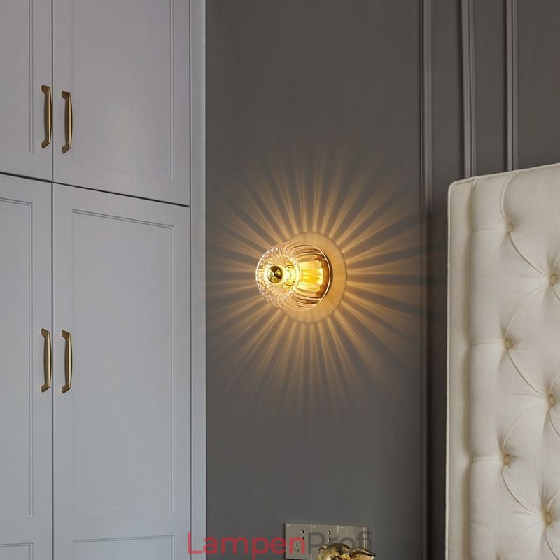 Moderne Wandbeleuchtung mit klarem Glasschirm, gebürstete Wandleuchte