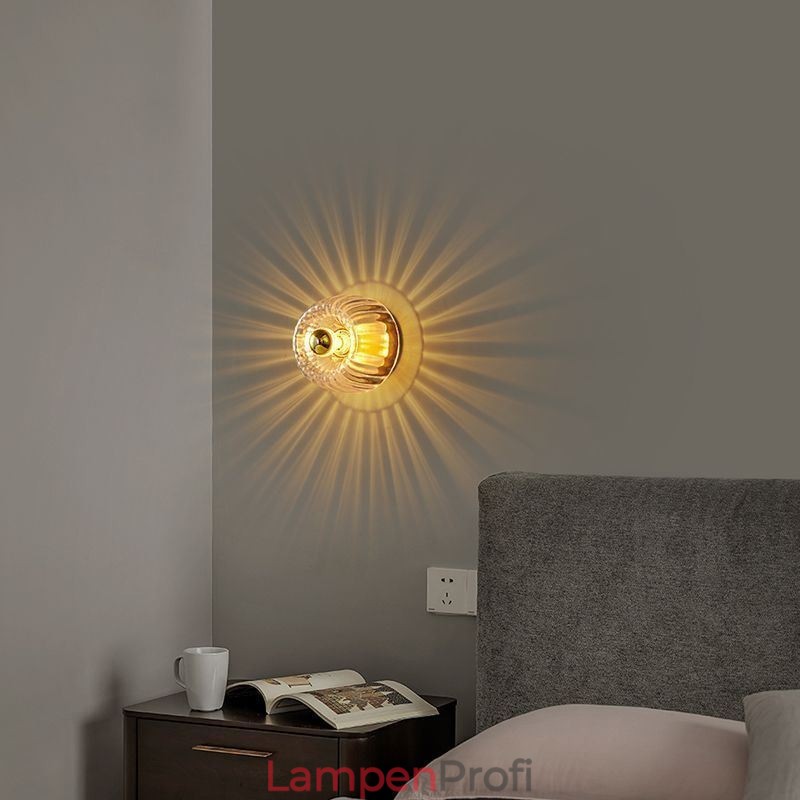 Moderne Wandbeleuchtung mit klarem Glasschirm, gebürstete Wandleuchte