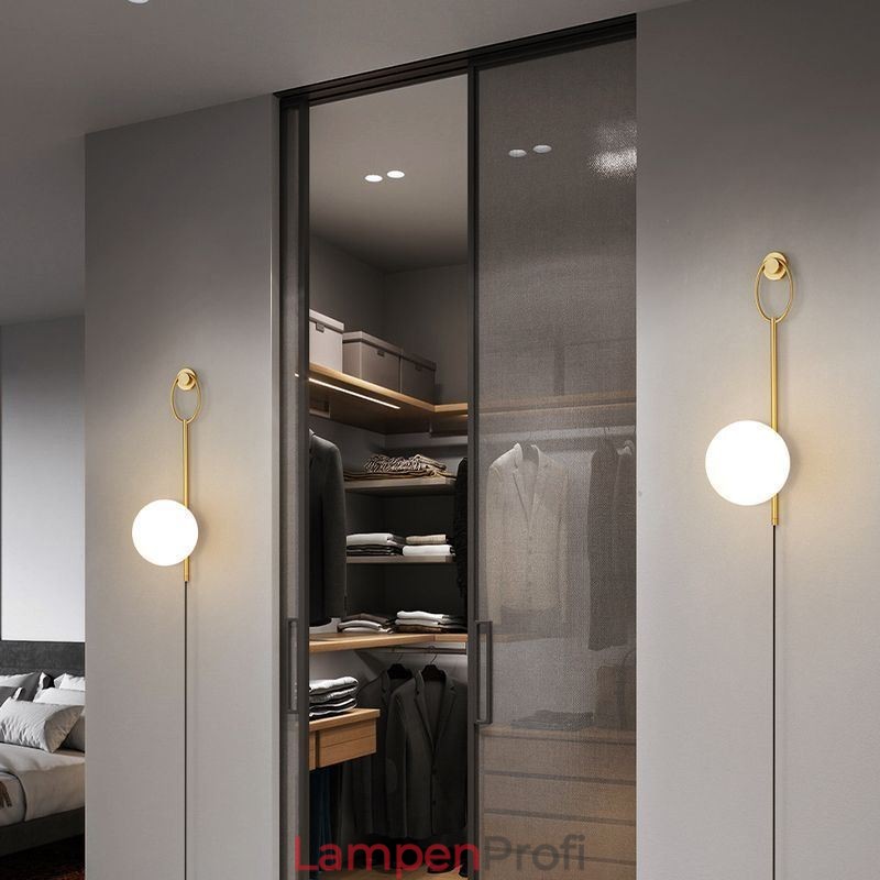 Moderne Globe Wandleuchte aus gebürstetem Goldglas