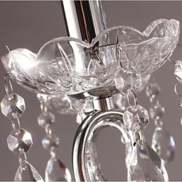 Traditioneller klassischer Kronleuchter aus Kristall und Chrommetall