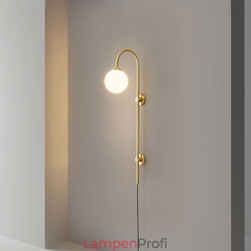 Moderne Wandleuchte aus gebürstetem Gold