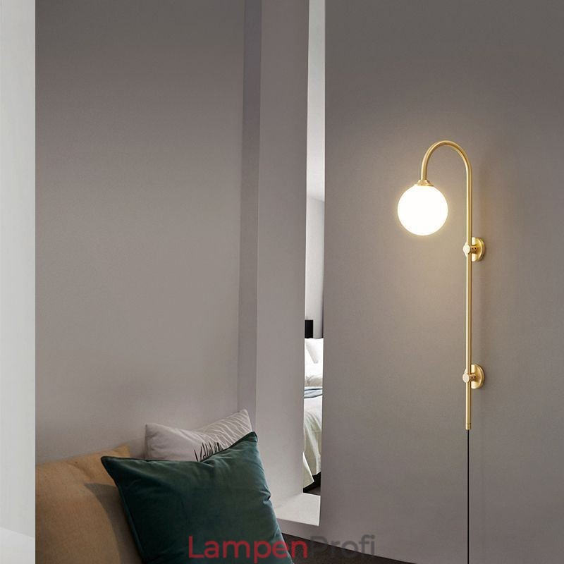Moderne Wandleuchte aus gebürstetem Gold