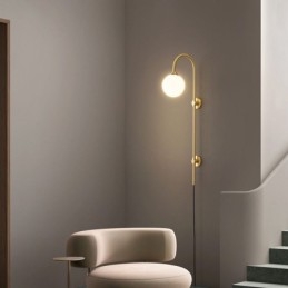 Moderne Wandleuchte aus gebürstetem Gold