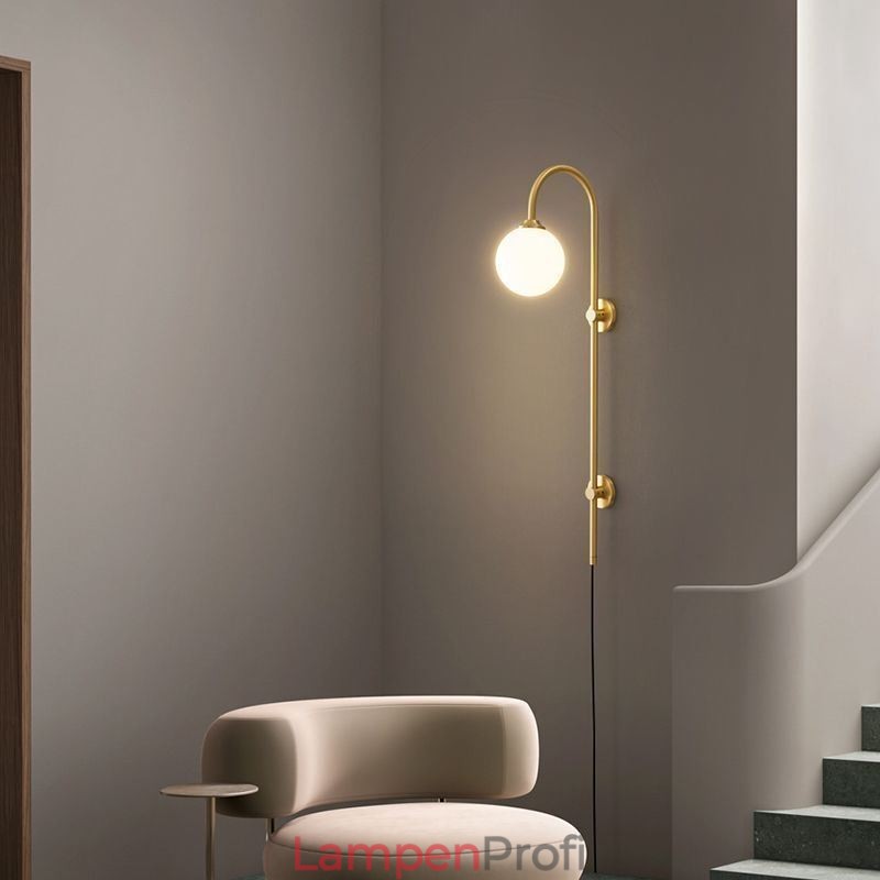 Moderne Wandleuchte aus gebürstetem Gold