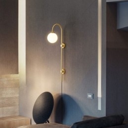 Moderne Wandleuchte aus gebürstetem Gold