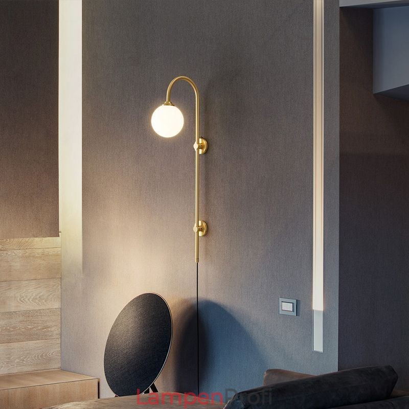 Moderne Wandleuchte aus gebürstetem Gold