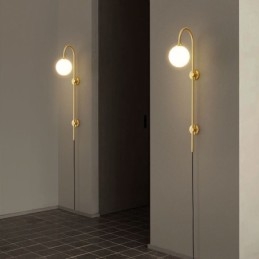 Moderne Wandleuchte aus gebürstetem Gold