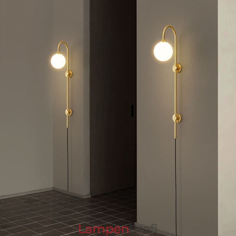 Moderne Wandleuchte aus gebürstetem Gold