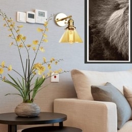 Moderne Wandleuchte mit Glasschirm