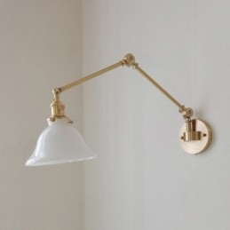 Moderne Wandleuchte mit Glasschirm
