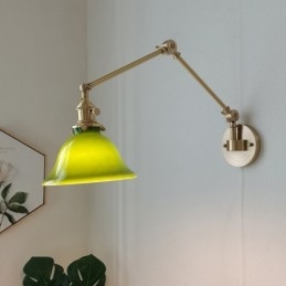 Moderne Wandleuchte mit Glasschirm