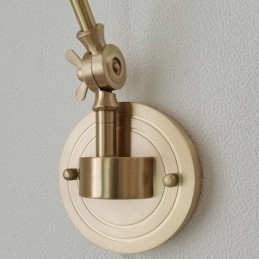 Moderne Wandleuchte mit Glasschirm