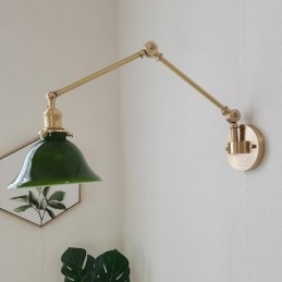 Moderne Wandleuchte mit Glasschirm