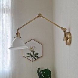 Moderne Wandleuchte mit Glasschirm