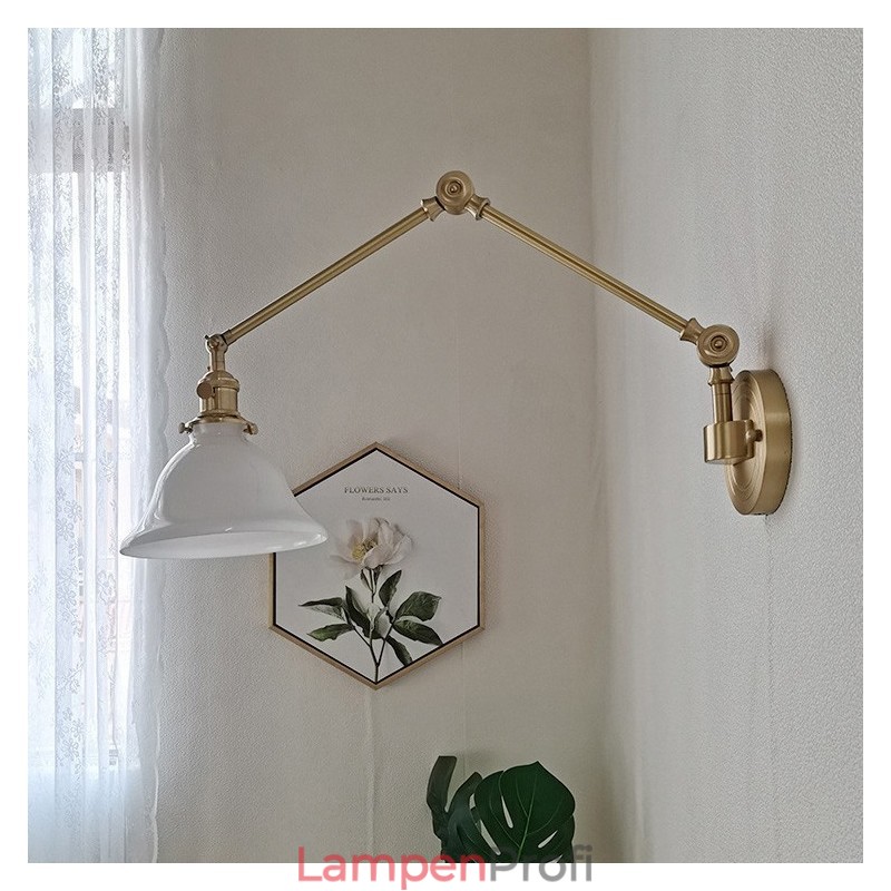 Moderne Wandleuchte mit Glasschirm