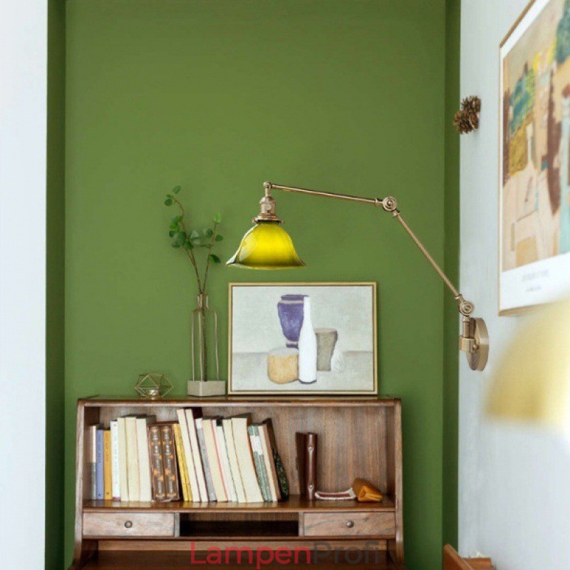 Moderne Wandleuchte mit Glasschirm