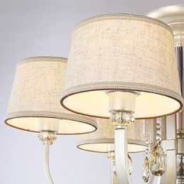 Kronleuchter aus Metall mit Kristallmalerei im Landhausstil