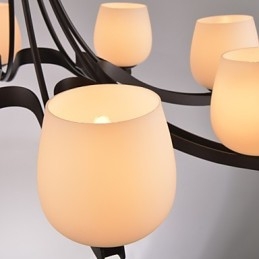 Traditioneller klassischer Kronleuchter aus Metall im Mini-Retro-Stil