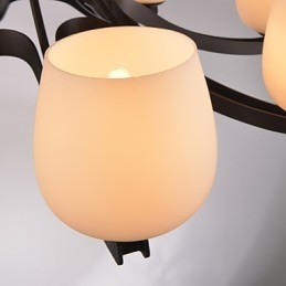 Traditioneller klassischer Kronleuchter aus Metall im Mini-Retro-Stil