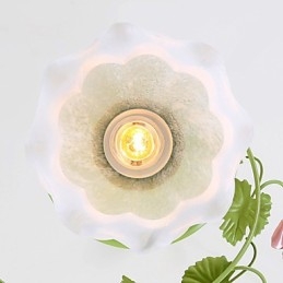 Valentinstag: Die Blumen und Pflanzen des Rosengartens absorbieren das Licht der Kuppel