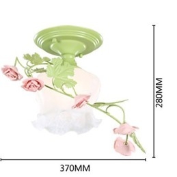 Valentinstag: Die Blumen und Pflanzen des Rosengartens absorbieren das Licht der Kuppel