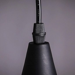 Stromlinienförmige Pendelleuchte in Schwarz