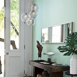 Traditionelle, klassische Pendelleuchte im Mini-Stil mit Gemälde