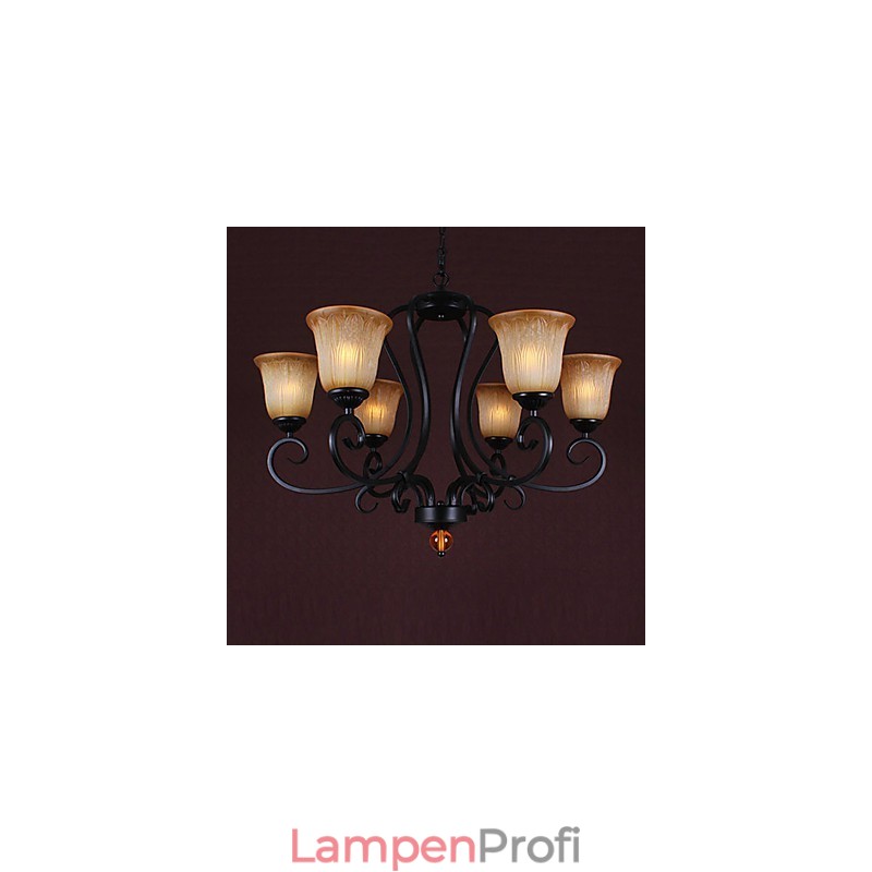 Traditioneller Kronleuchter im klassischen Kerzenstil